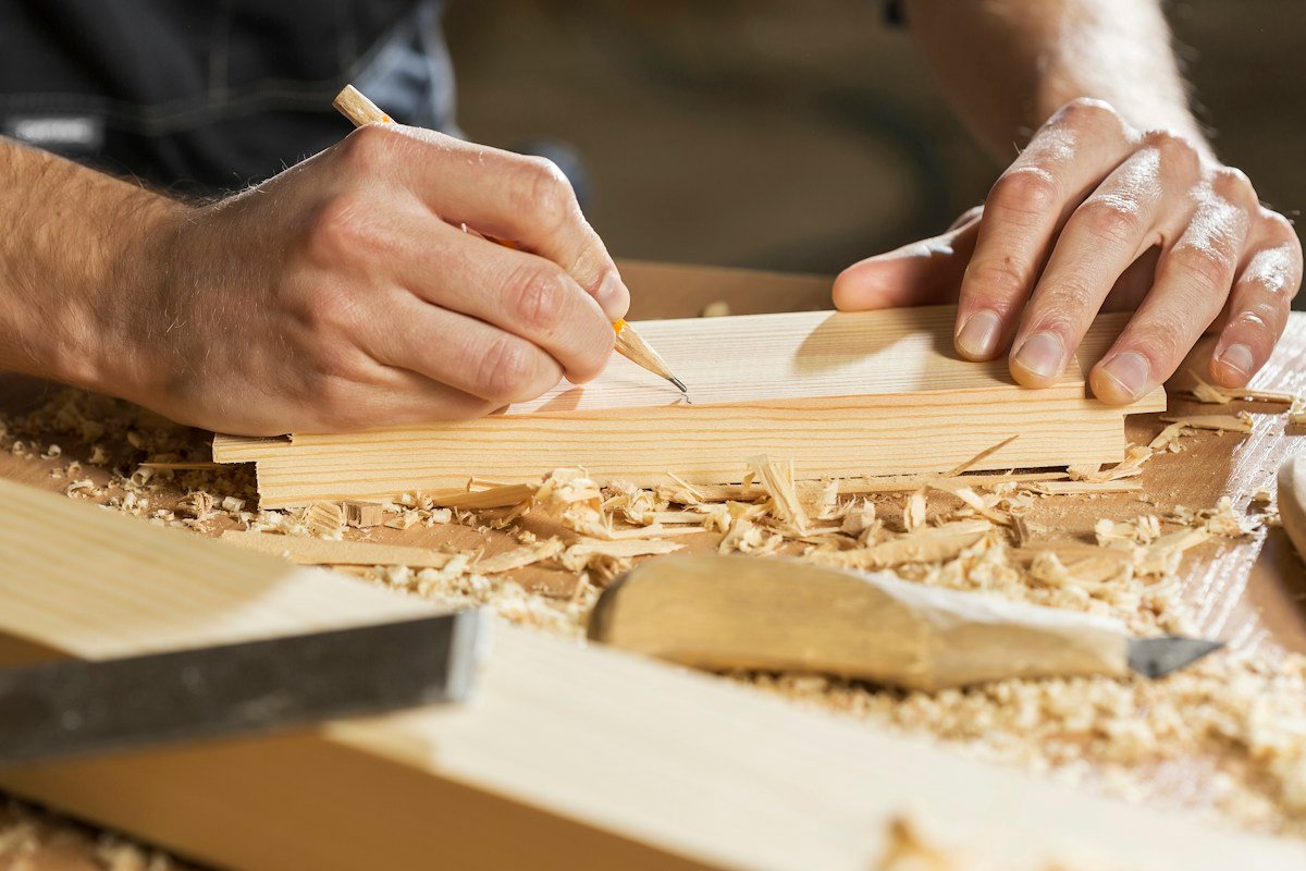 Carpintero trabajando con madera en su taller
