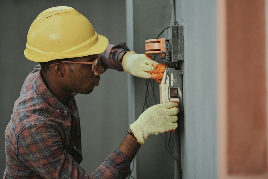 Profesional de instalaciones en un espacio de trabajo